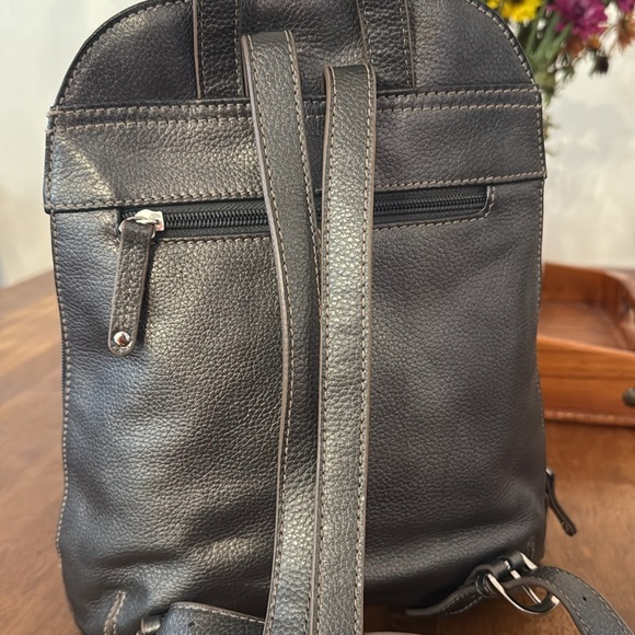 TIGANANELLO small women’s/girls backpack with minimal defaults - Picture 5 of 8